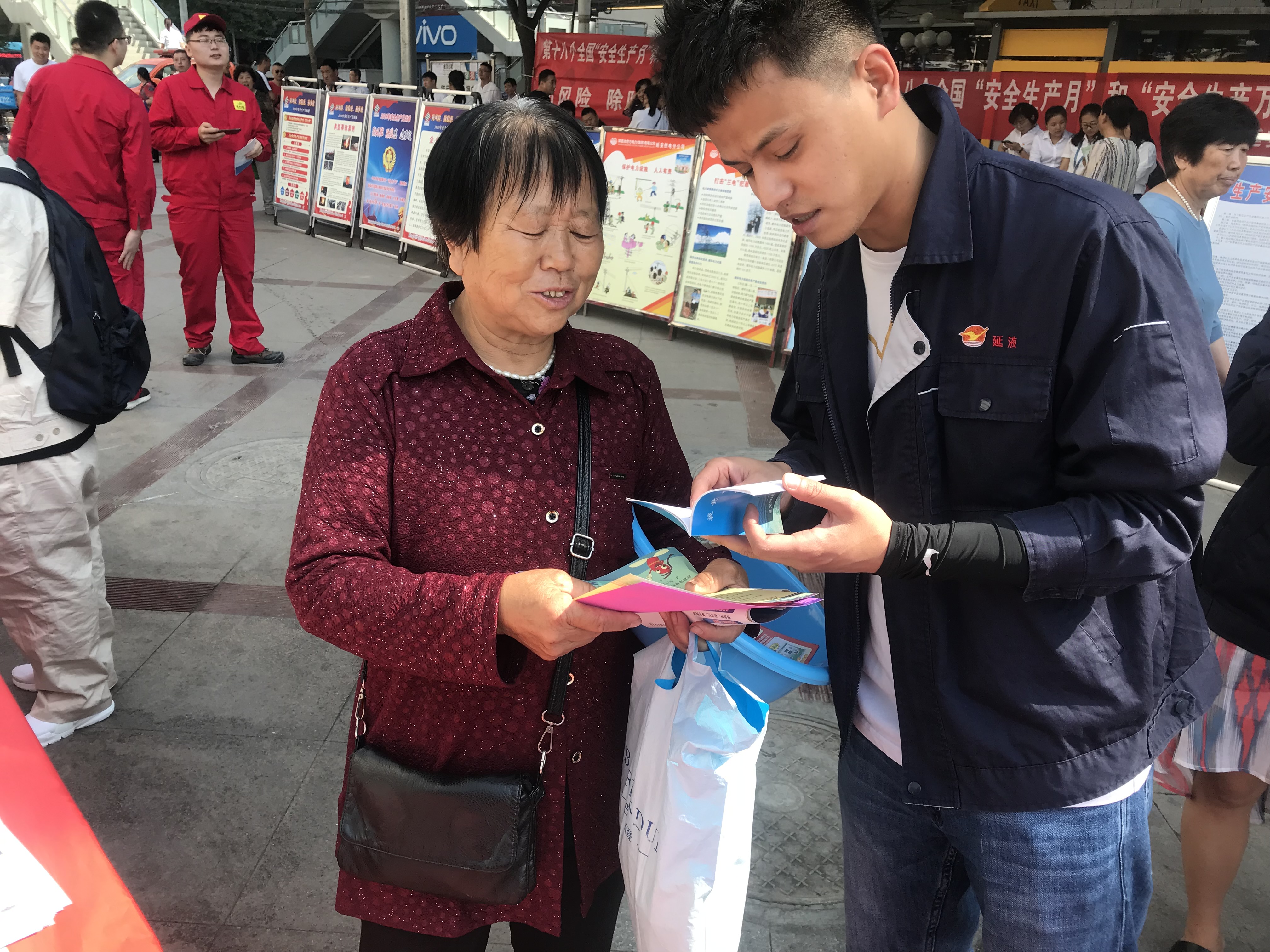 2-汪江熱心為市民講解液化氣知識.JPG